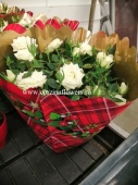 Роза микс в подарочной упаковке KM156 от интернет магазина Корзина Цветов